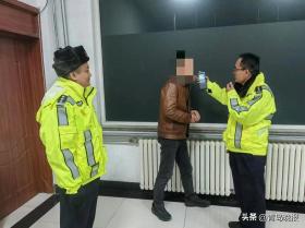 青岛酒司机弃车躲绿化带，难逃交警法眼